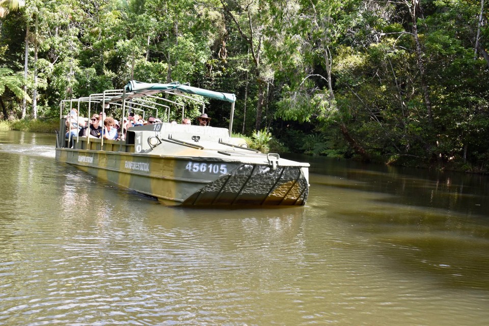 Australien - Kuranda - Weiter ging unsere Tour mit der Army Duck.
Ein Gefährt das sowohl Fahren als auch Schwimmen kann.