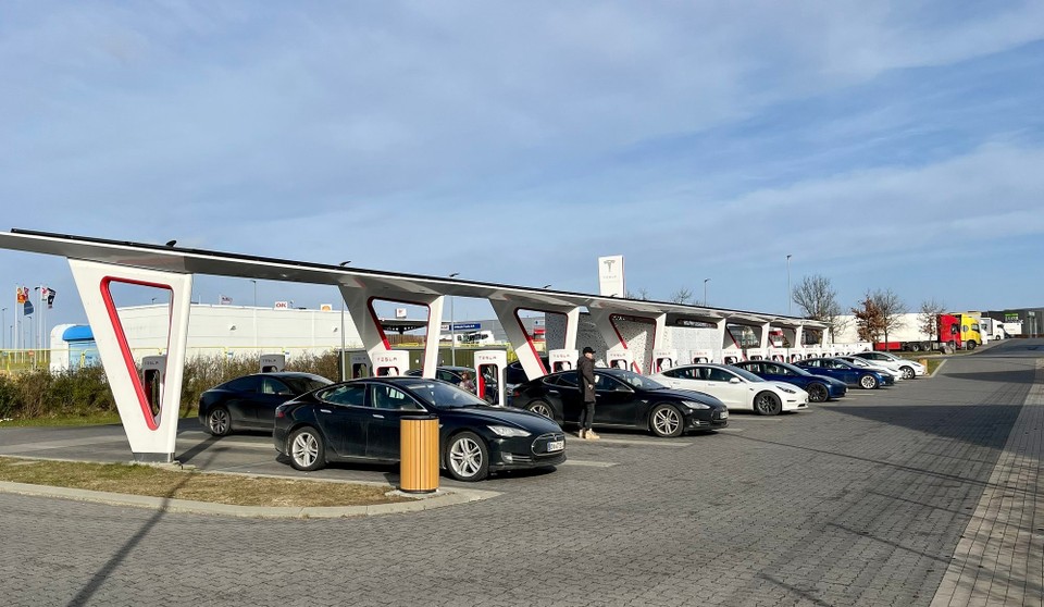 Schweden - Södertälje - Fast echli Family-Feeling… und immer schön versetzt laden, damit alle das Optimum laden können. 
