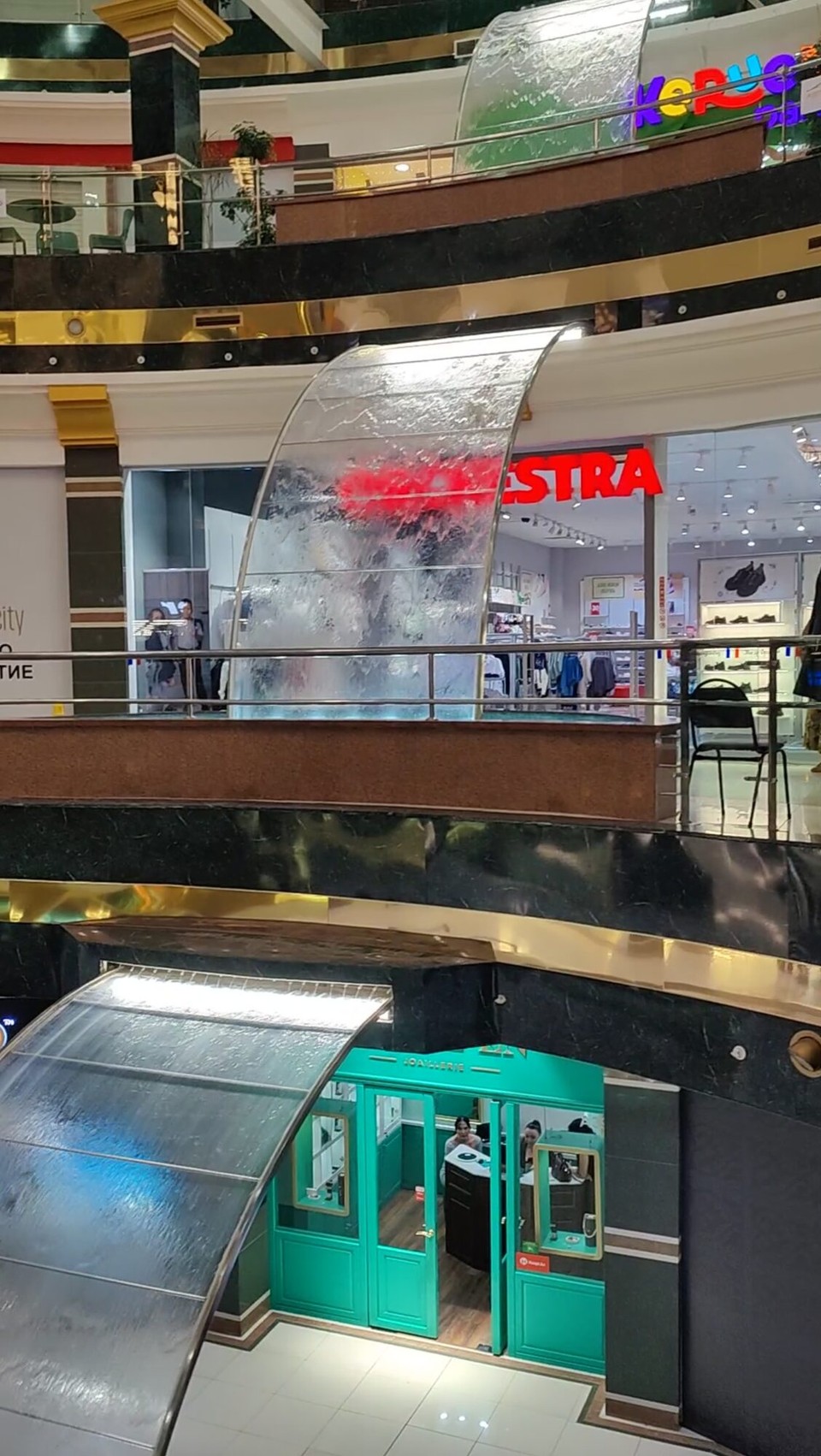 Kasachstan - Astana - Ein Wasserfall im Einkaufszentrum 