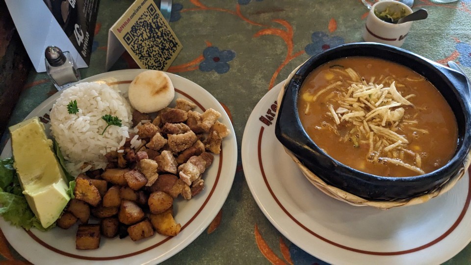 Kolumbien - Medellín - Ein typisches Essen: und ich habe mich im Himmel wiedergefunden... Es gab einfach Schweinekruste als Beilage !!!!!
Wen Schlemmermeier sich aus dem Staub macht, muss man eben nach Kolumbien 🤷🏼‍♀️