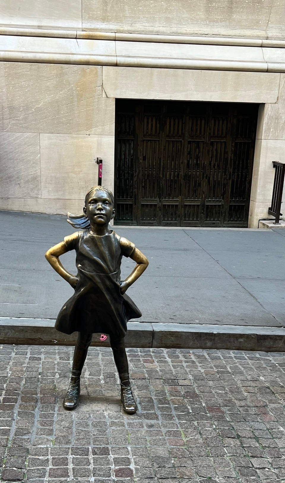 Vereinigte Staaten - New York - Fearless Girl gegenüber der Börse