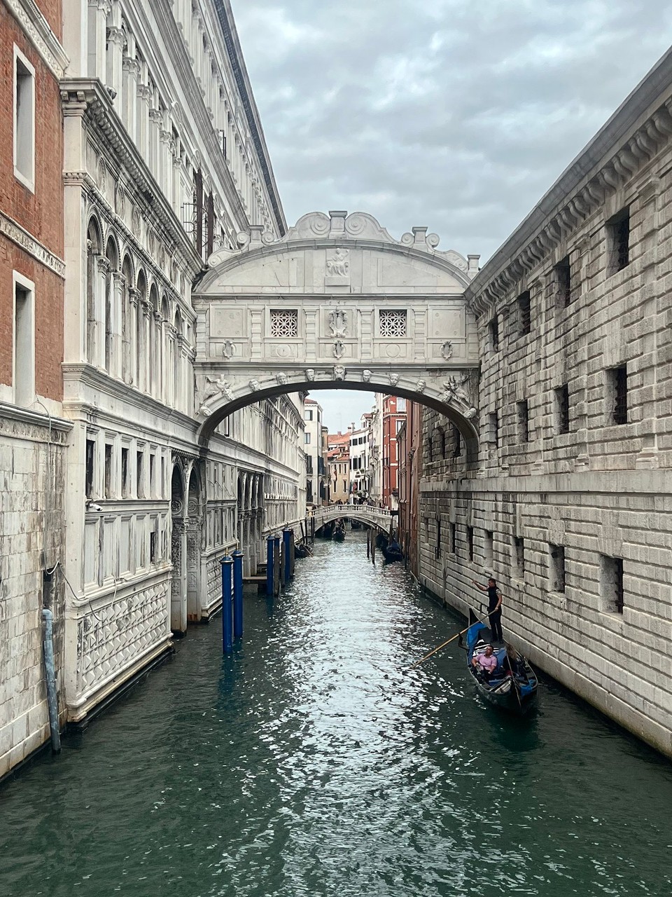 Italien - Venedig - Da ist die… die Seufzerbrücke!

Der Geschichte nach, seufzte der Gefangene beim Weg über die Brücke ins Gefängnis, weil er das letzte Mal das Wasser sah. 