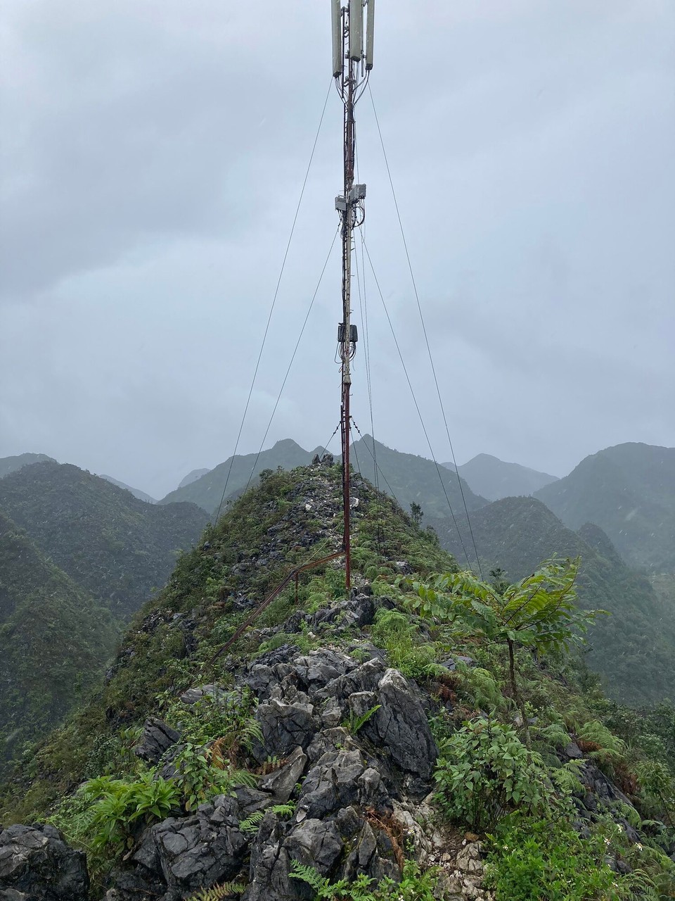 Vietnam - Dong Van - Sang Tung - endlich wieder ein bisschen Bewegung 🥳 auf den Steinen rumkraxeln und die Aussicht genießen - auch mit Regen herrlich! 🤩