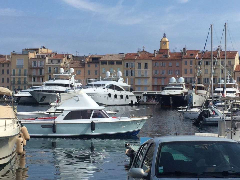 Frankreich - Saint-Tropez - Schöner Hafen von Saint Tropez ... moderner Luxus und Geschichte perfekt kombiniert 