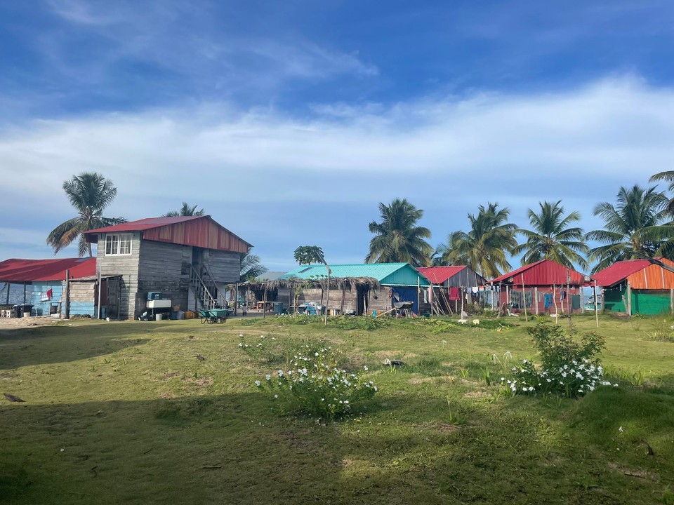 Panama -  - Isla Diablo: 
Die Hütten der Inselbewohner 🌴 