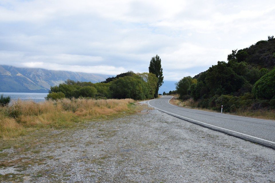 Neuseeland - Glenorchy - So ähnlich sah es während der gesamten Hinfahrt aus - die Berge verstecken sich hinter einer dicken Wolkendecke ...