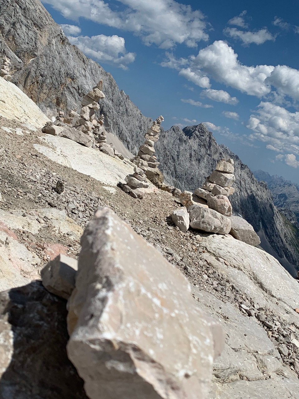 Deutschland - Garmisch-Partenkirchen - Viele kleine Steintürme.... wunderschön!