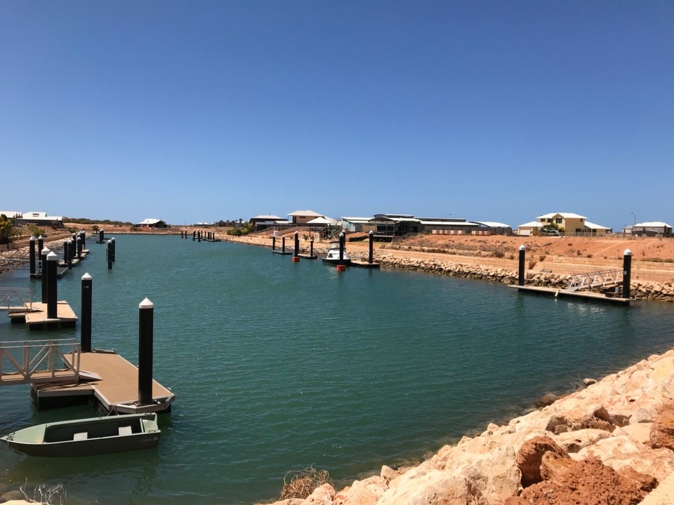 Australien - Exmouth - Neu gestaltete Vorstadt in Exmouth an künstlich an gelegten Kanälen 