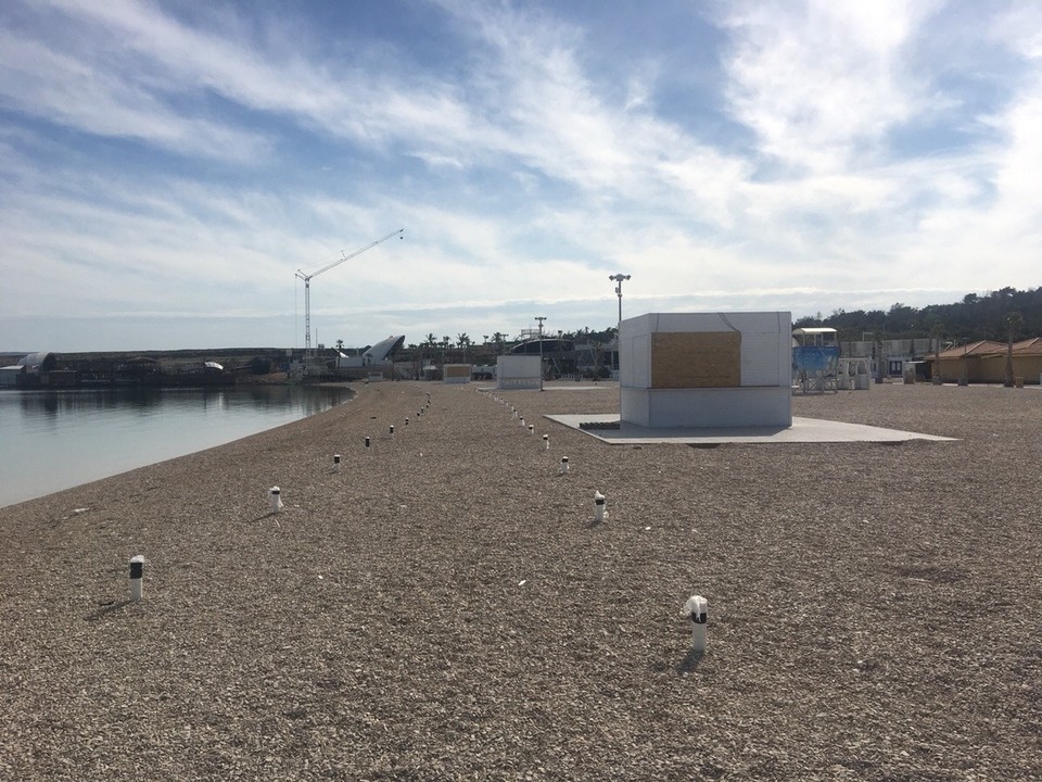 Kroatien - Zadar - Der Partystrand Zrce: normalerweise würden sich genau hier Frauen in Bikinis und Männer in Badeshorts den Champagner über die Brust gießen.
Aber sind wir mal ehrlich, wer will das denn schon sehen? 