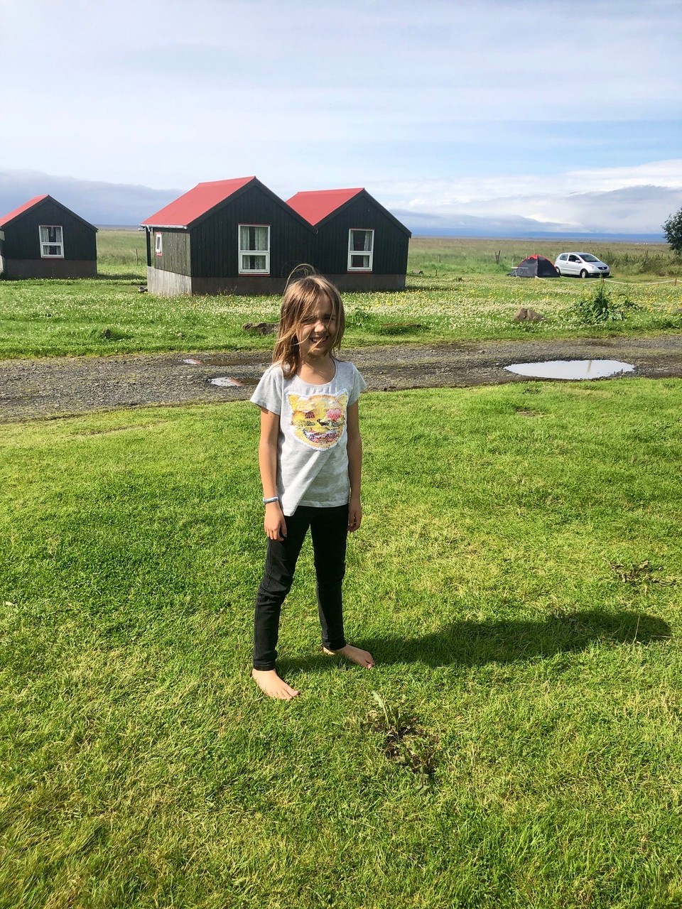 Island - Sveitarfélagið Hornafjörður - Wir lassen uns Zeit und die Kids spielen, während wir gemütlich unseren Camper richten, die getrocknete Wäsche wieder versorgen und uns dann gegen 13 Uhr wieder auf den Weg begeben...