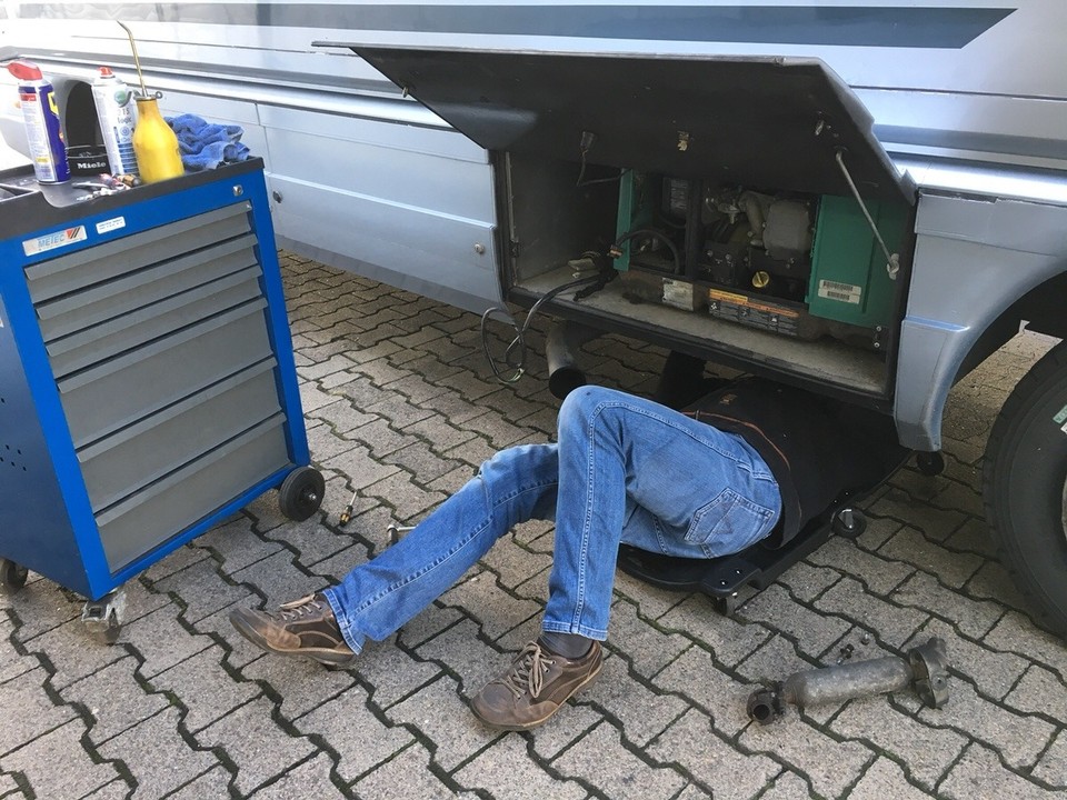 Deutschland - Gütersloh - Reparatur unseres ONAN-Cummins Generators (Gasanschluß war undicht)