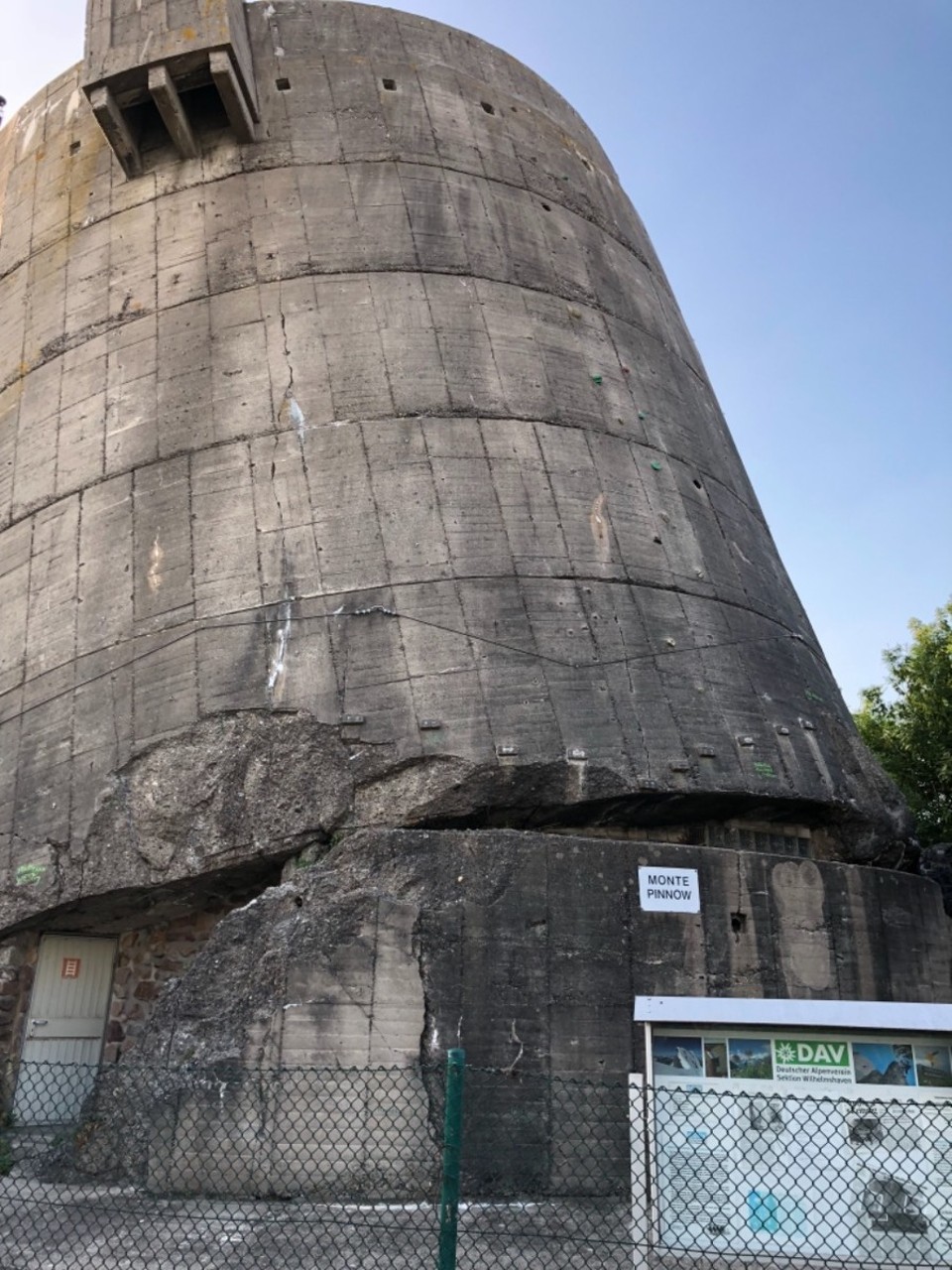 Deutschland - Sande - Total normal 
Die Amerikaner wollten den Bunker sprengen und dabei is es dann geblieben.