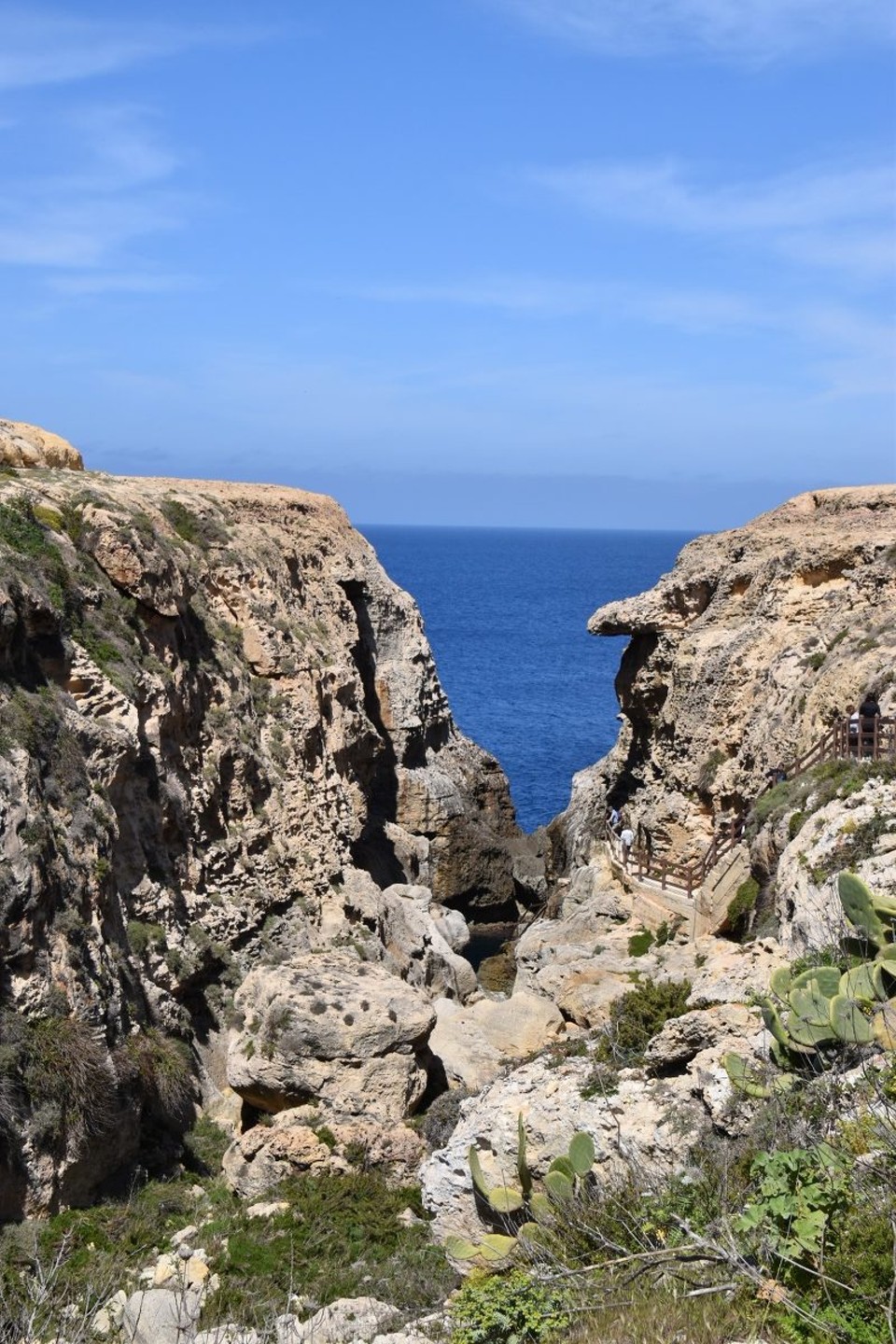 Malta - Ghasri - Wieder mit dem Auto unterwegs erreichen wir eine Felsenspalte.
Zum Thema Auto fahren ein paar Erklärungen, Auf den Landstraßen darf man eigentlich 80 fahren, jedoch hab ich keine Stelle gefunden wo man das durfte, überall 60 oder sogar 30 Schilder. Unser Navi scheint auch auf Quad eingestellt.