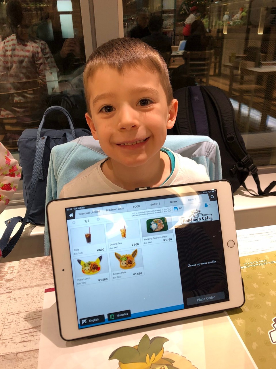 Japan - Chuo-Ku - Abendessen im Pokémon–Restaurant. Dieses ist ausgebucht und der Besuch nur Dank Reservation möglich.
Wir haben genau 90 Minuten Zeit. Bestellt wird mit einem Tablet.