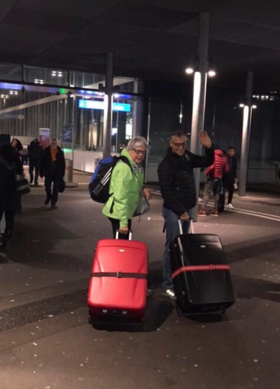 Schweiz - Moosseedorf - Mit Sack und Pack im Bahnhof Bern 