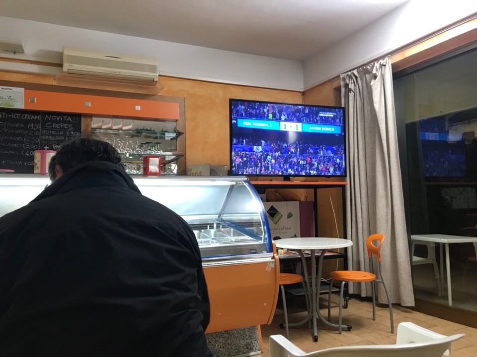 Italien - Bibbona - Rückspiel Real Madrid - Bayern München in der Eisdiele mit italienischen Bayern Fans. Wer hätte das gedacht?