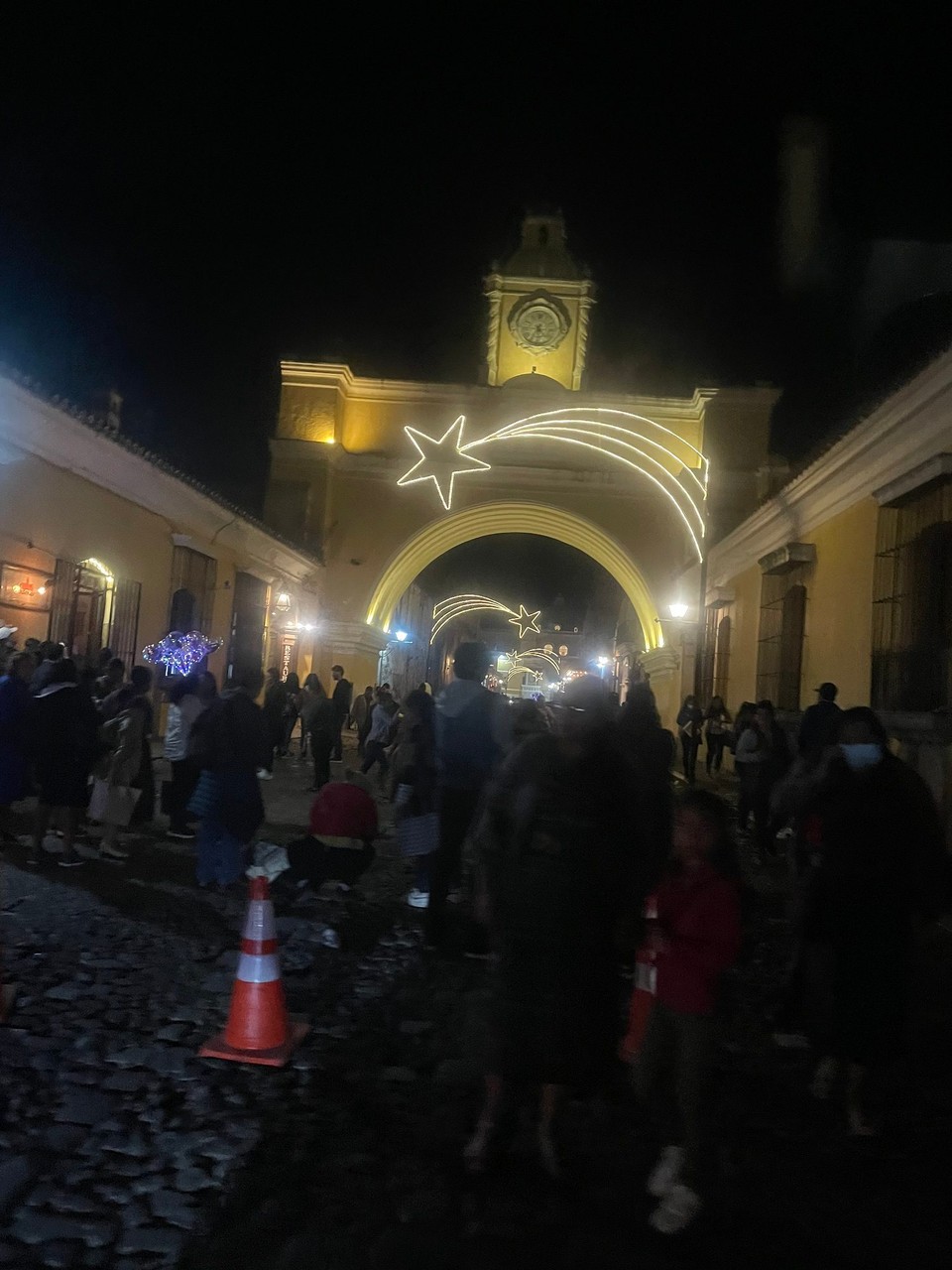 Guatemala - Antigua Guatemala - Pünktlich zu Weihnachten werde ich dann zurück kommen - die Dekoration lässt auf festliche Stimmung hoffen 🎄 🌠 