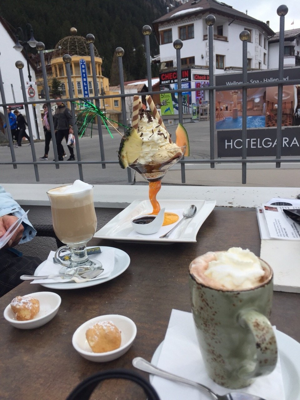 Österreich - Ischgl - Hmmm, Latte und Schokolade waren  sehr lecker, Eisbecher super mit viel Sahne im Freien, Salner Hof.