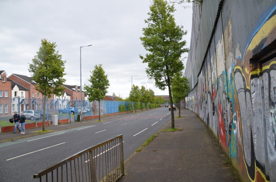 Vereinigtes Königreich - Belfast - Mauer a Gitter tëschent Protestanten a Katholiken am Cuper Way