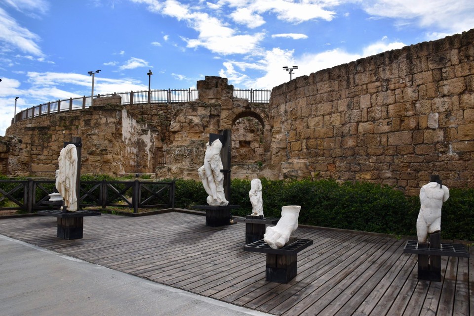Israel - Haifa - Caesarea war eine bedeutende antike Stadt. Die Gründung geht auf Herodes den Großen zurück, der die Stadt zu Ehren des römischen Kaisers Caesar errichten ließ.