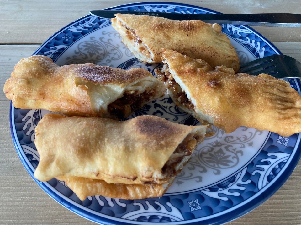 Nepal -  - Zur Feier des Tages gönn ich mir Snickers Spring Rolls 😎