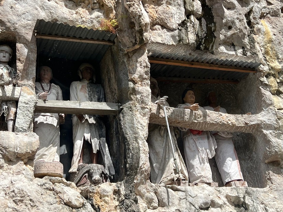 Indonesien - North Toraja Regency - Wegen der aufwändig gearbeiteten Tao-Tao Figuren vermutet man, dass hier Toraja Könige und Adlige beigesetzt wurden.