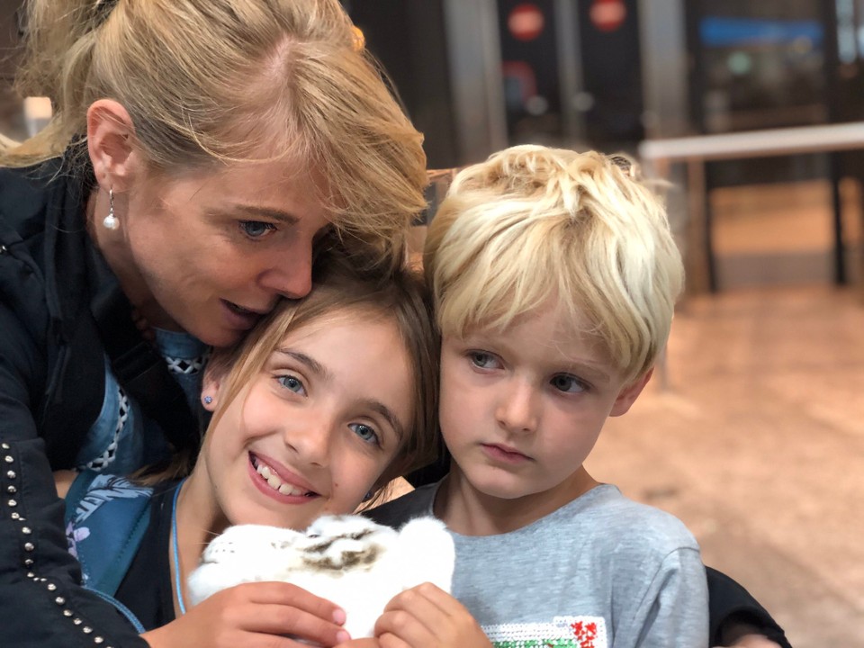 Island - Keflavík - Am Flughafen in Zürich startet unsere Reise. Erst einmal wird Lena von Mama Marleen und Bruder Nik verabschiedet. Nik scheint skeptisch, ob es wohl so eine gute Idee ist, seine Schwester ziehen zu lassen... 😍🥰