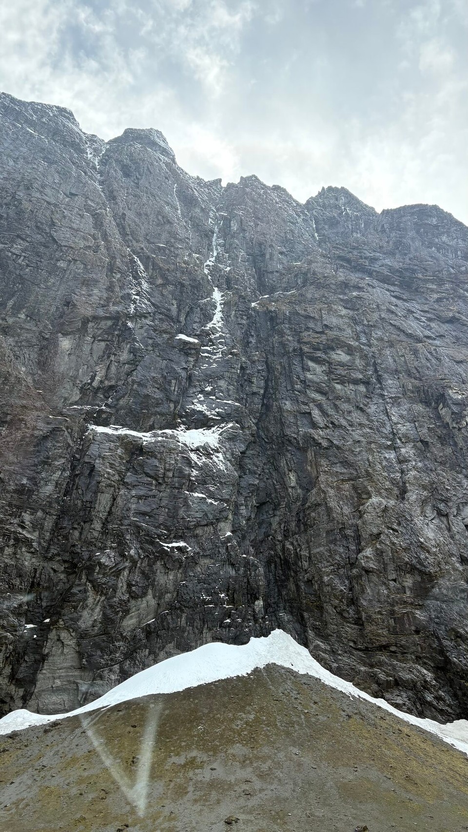 Norwegen - Volda - Vorbei an schroffen Felswänden (man wird gebeten wegen Steinschlaggefahr schnell vorbei zu fahren)