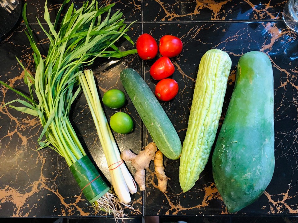 Thailand - Saraphi - Einkauf auf dem Markt: Wasserspinat (Morning Glory), Zitronengras, Limetten, Gurke, Tomate, Ingwer, Kurkuma, Bittermelone (Mara Jean), Papaya