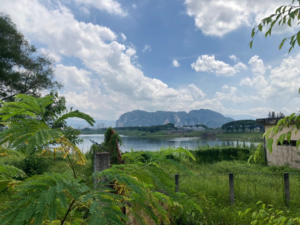Malaysia - Batu Caves - Herr Fischer, Herr Fischer, wie tief ist das Wasser 🤪 hinterm See liegt das Ziel, doch leider heißt es außen herum…