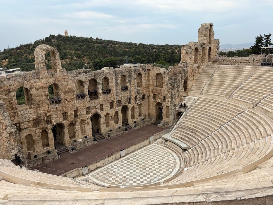 Griechenland - Athen - Es stand der Besuch der Akropolis an. Zunächst ging es am Odeon des Herodes Atticus vorbei.