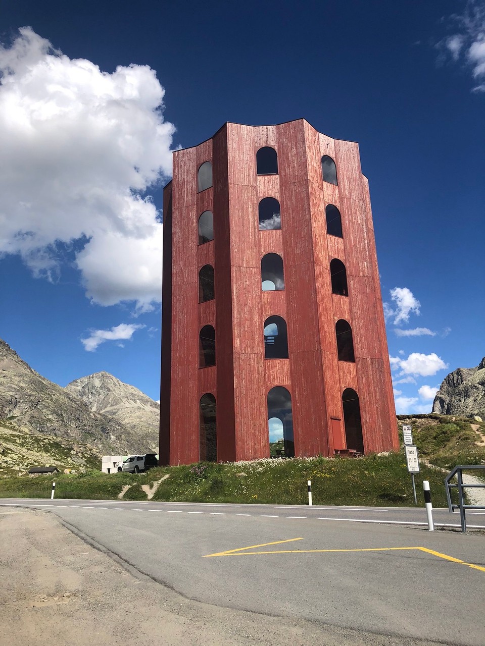Schweiz - Pontresina - Julierturm.Ist ganz aus Holz und für Kulturveranstaltungen