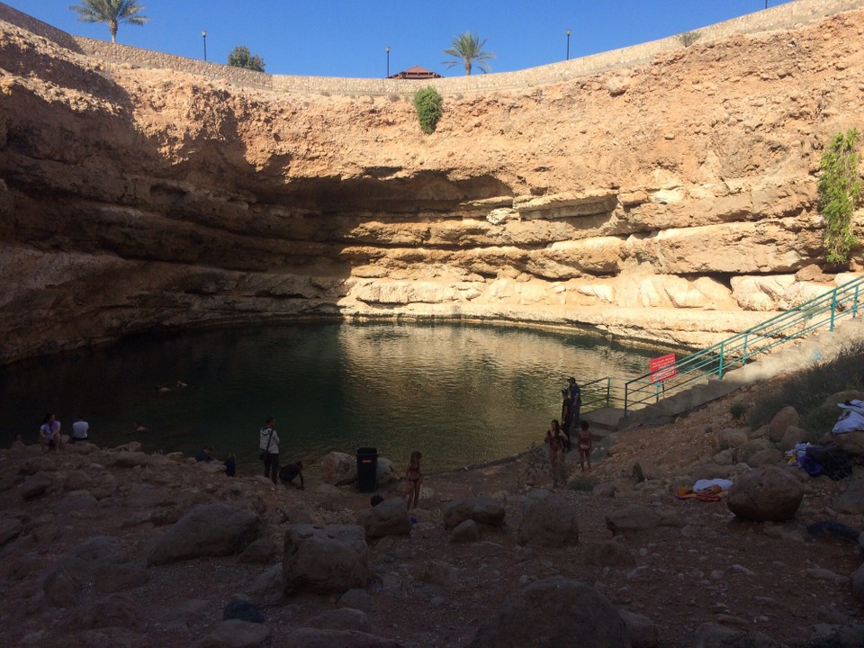 Oman - Sur - Badepause im Sink Hole, am Grunde einer eingestürzten Höhle 