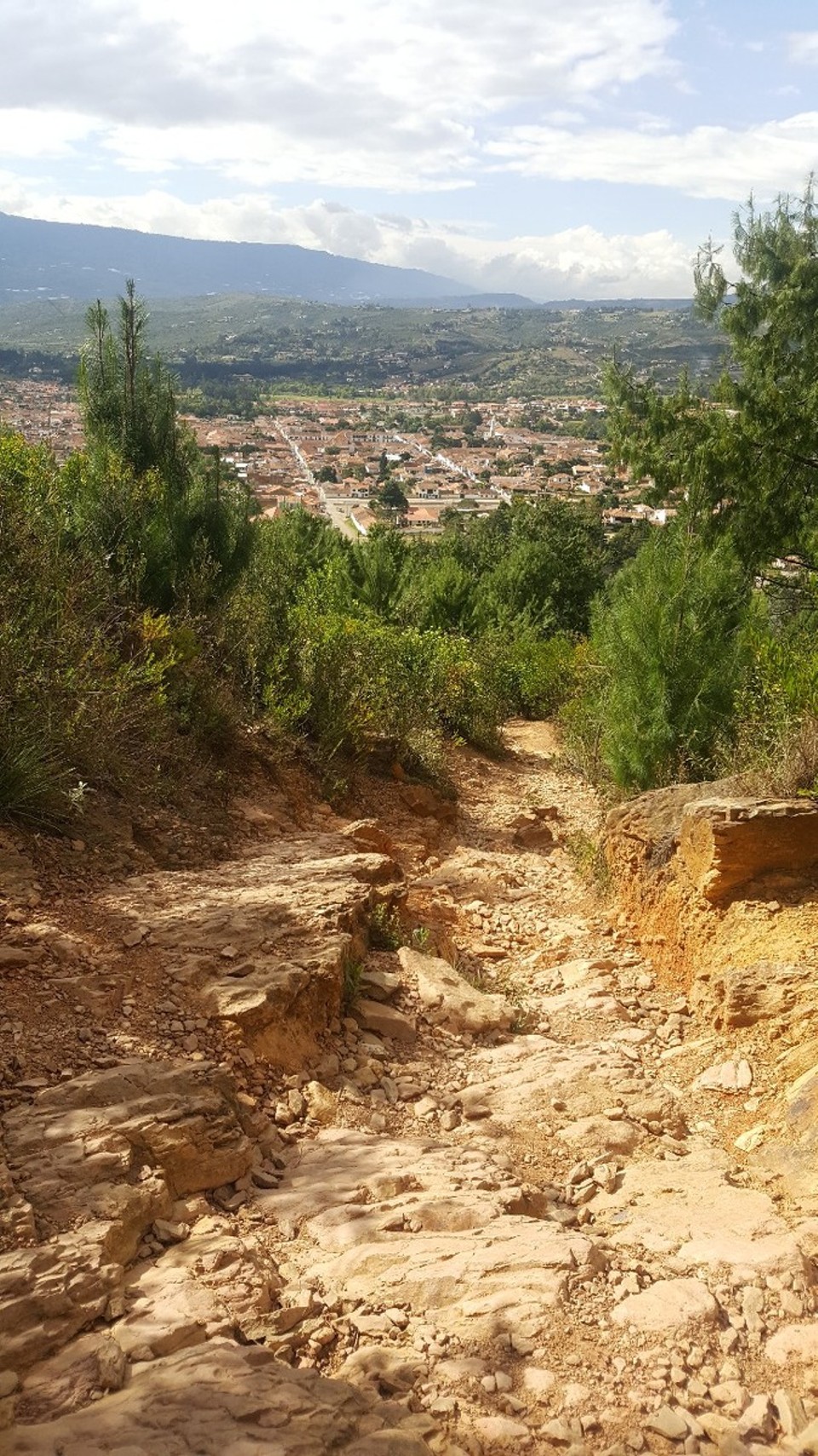 Kolumbien - Villa de Leyva - Gesagt getan. Diesmal ohne Streppenstufen ging es hoch. 