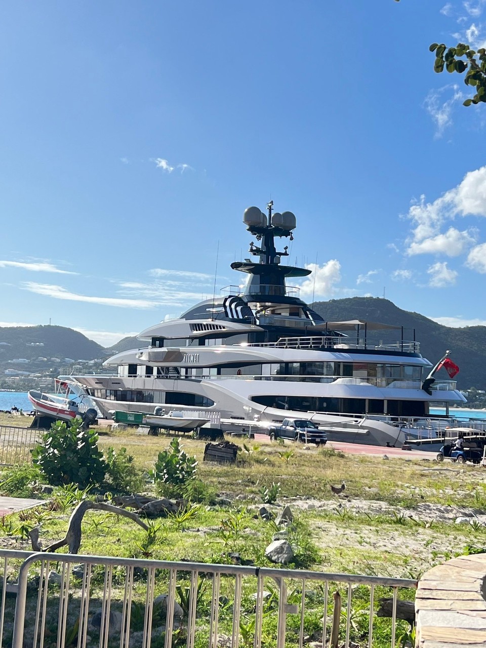 St. Martin - Saint Martin - Die Kismet gehört einen pakistanischen-amerikanischen Billionär namens Shahid Khan. 