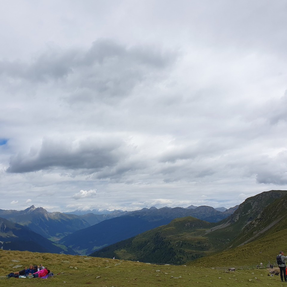 Italien - Meran - Im Hintergrund tauchen die weißen Gletscher von Hintertux und Stubai auf.