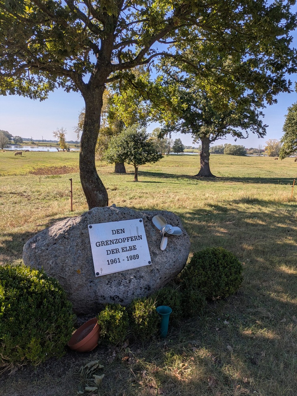 Deutschland - Havelberg - Und natürlich verfolgt einen die deutsche Geschichte auf Schritt und Tritt. Immerhin durchfahren und streifen wir sieben Bundesländer auf dieser Tour. Hier wieder Ost auf der einen Elbseite, West auf der anderen.