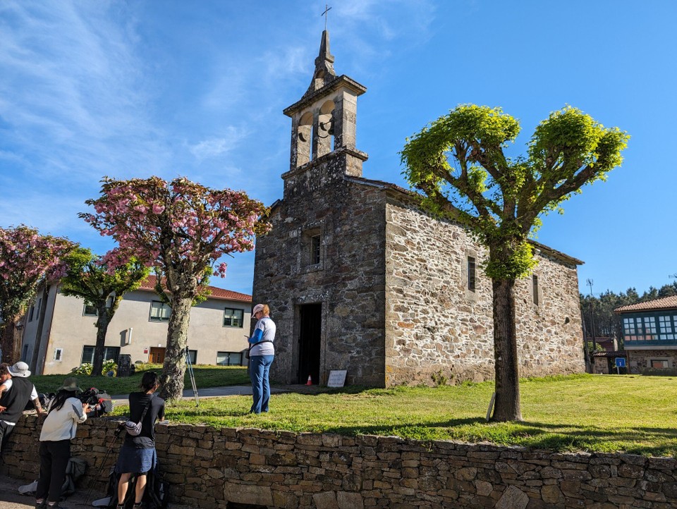 Spanien - O Pino - Nachdem wir um die Landebahn vom Flughafen Santiago gelaufen sind folgt die kleine Kirche von San Paio. 