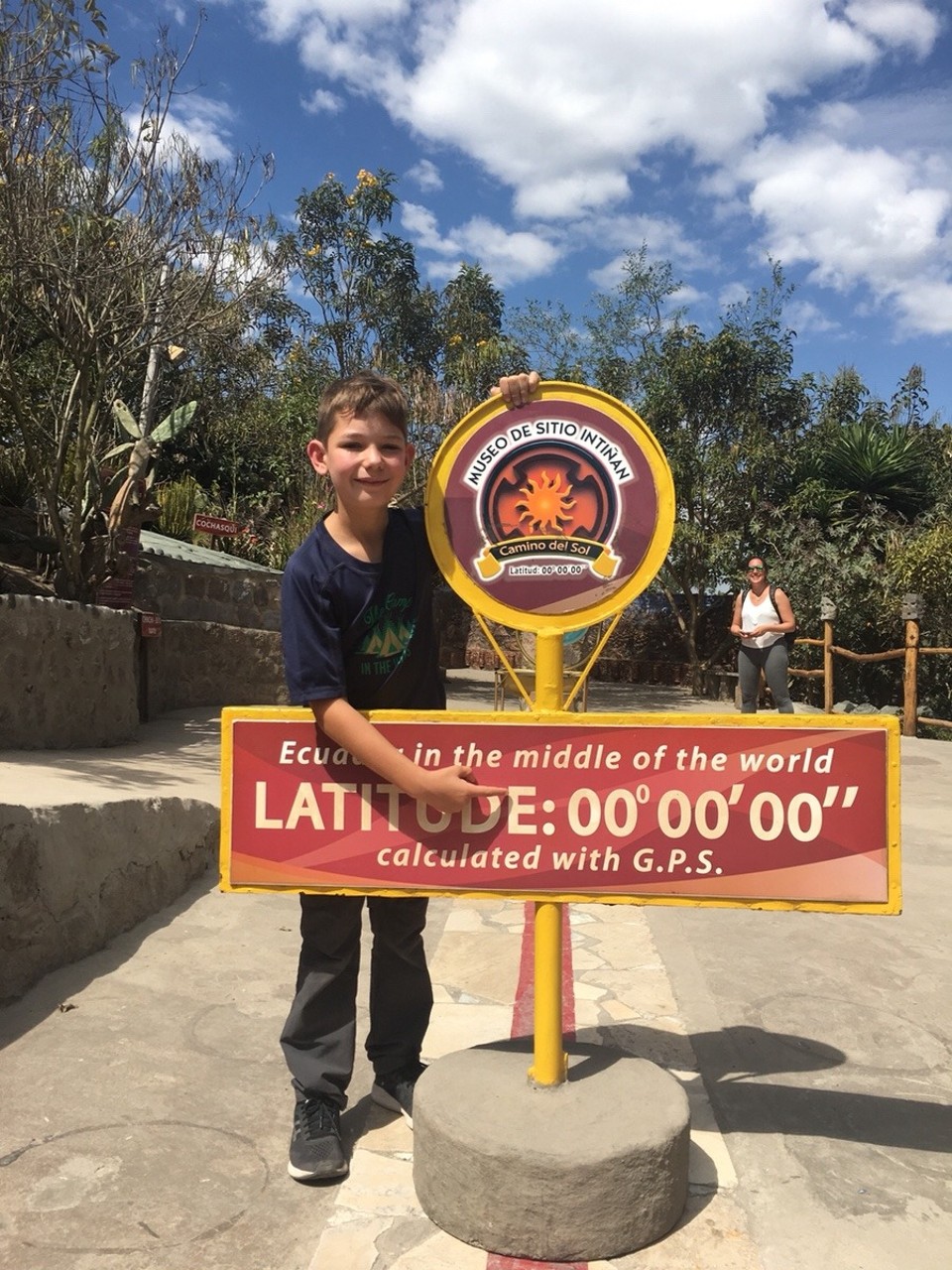Ecuador - Quito - Wir stehen auf dem Äquator; dem echten; denn das bekannte Monument liegt 200 Meter südlich. Beim Bau in den 70ern Jahren wurde er falsch berechnet - es gab noch keine GPS Geräte. 