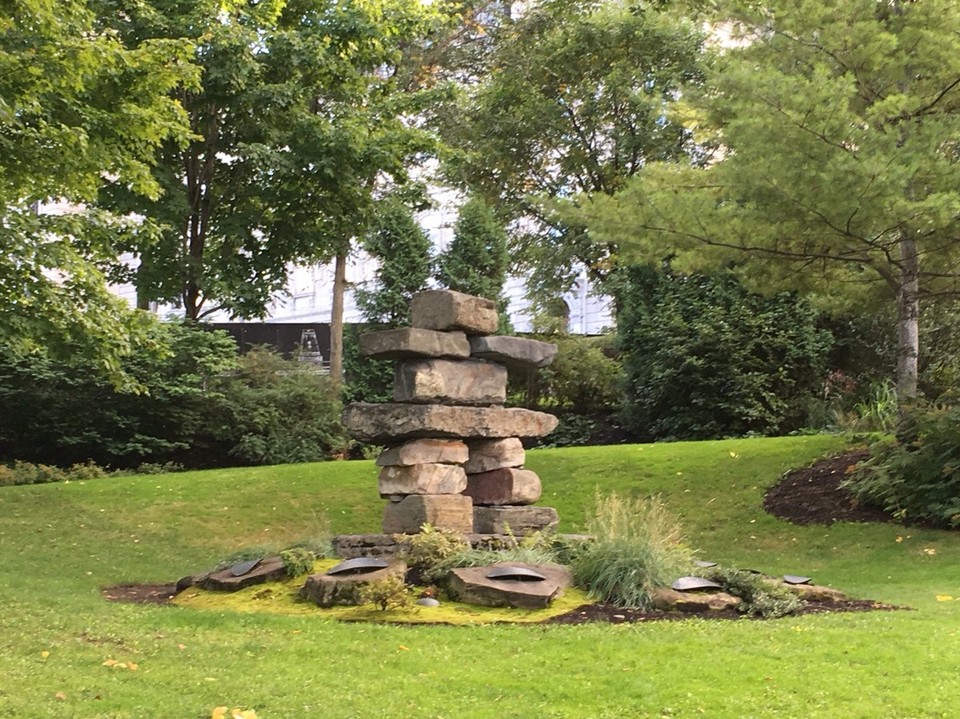 Canada - Québec City - Inuksuk - was soviel bedeutet wie 'gleich einem Menschen' und diente damals als Überbringer von Geschichten oder als Wegweiser, da es ja noch keine geschriebene Schrift gegeben hatte