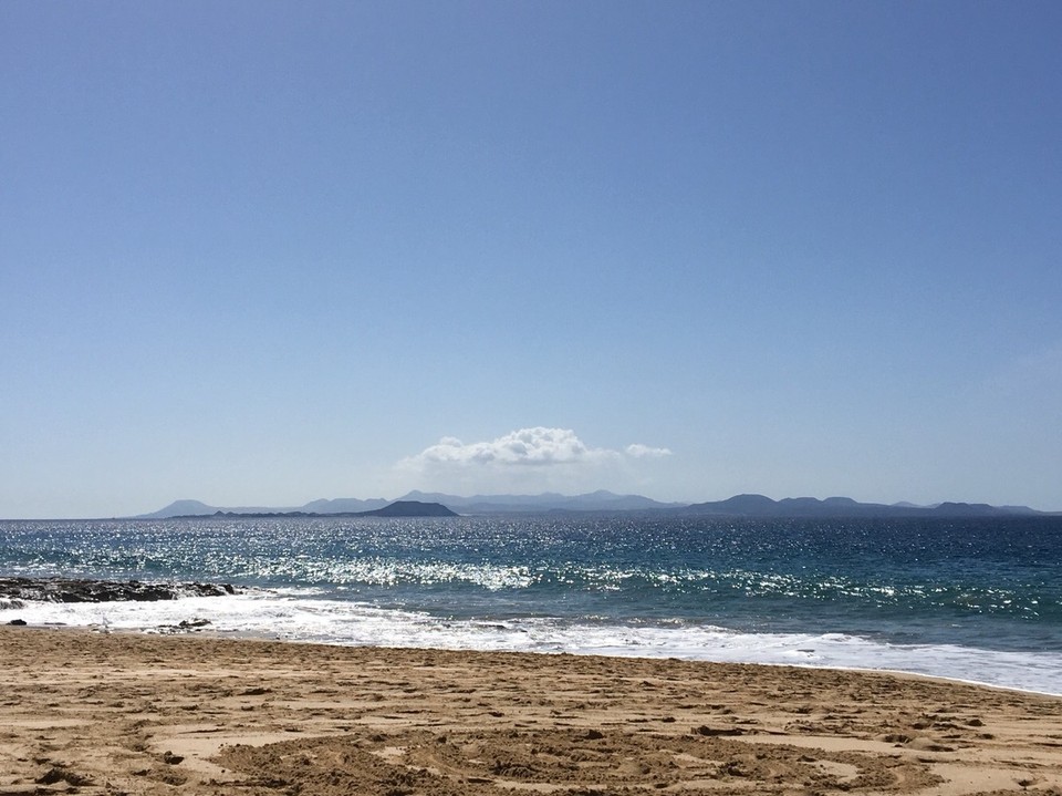  - Playa del Pozo - Fuerteventura grüßt über das Meer herüber. 