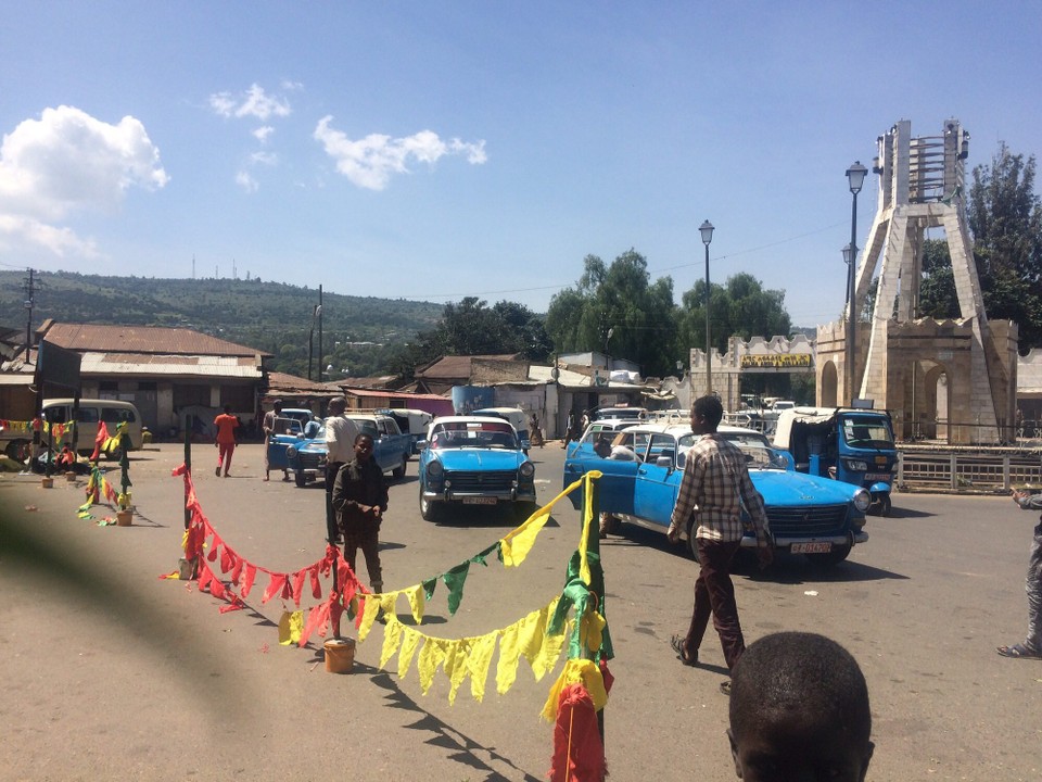 Äthiopien - Harar - Alles, was blau-weiß ist, ist Taxi. Es gibt praktisch kaum Privatwagen.