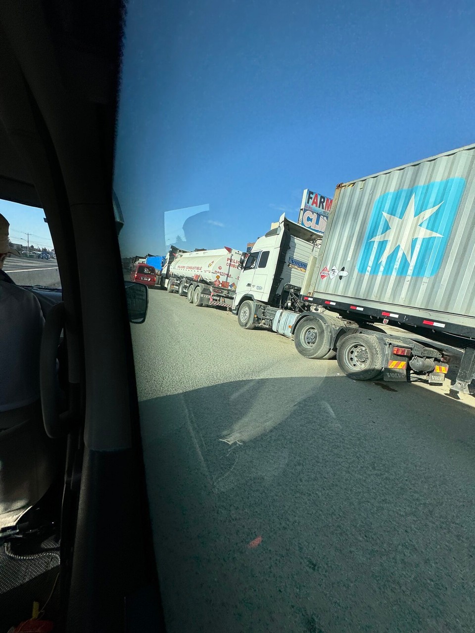 Bolivien - Salar de Uyuni - LKWs warten auf Diesel