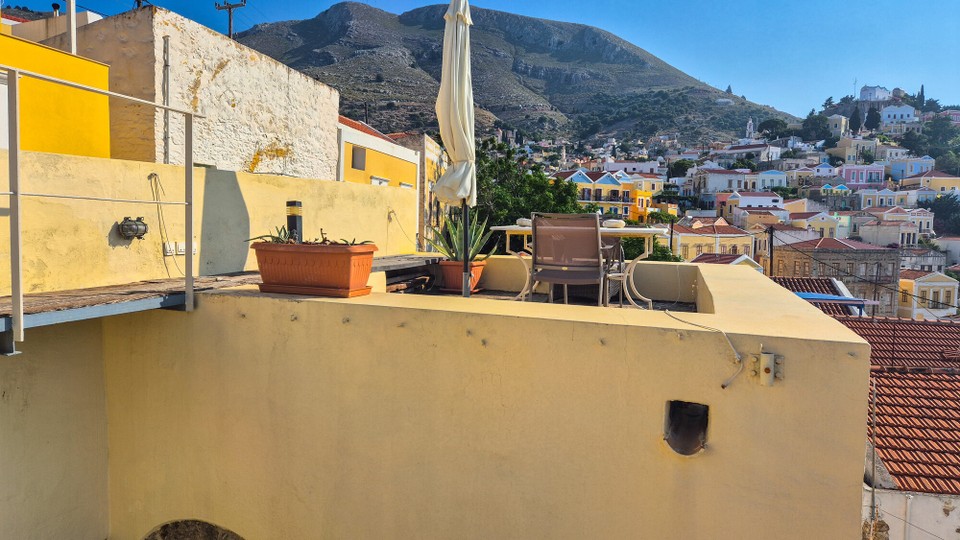 Griechenland - Symi - Die kleine, heimilige Terrasse des Old Spiti, hier wollen wir frühstücken.