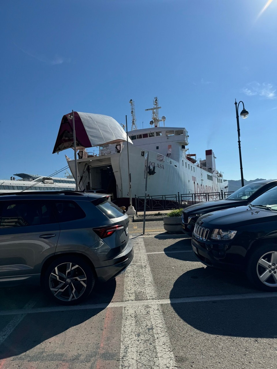 Italien - Piombino - Warten an der Fähre. Wir fahren mit Toremar.