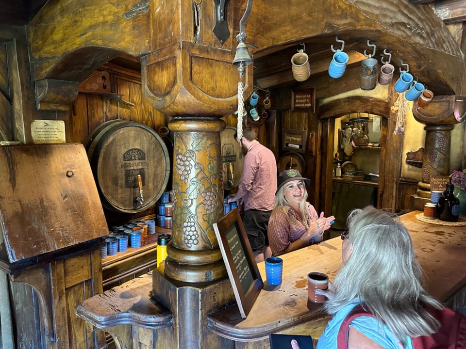 Neuseeland - Rotorua - Am Schluss gabs unterm Party Tree noch Atte Wingert 🍷
