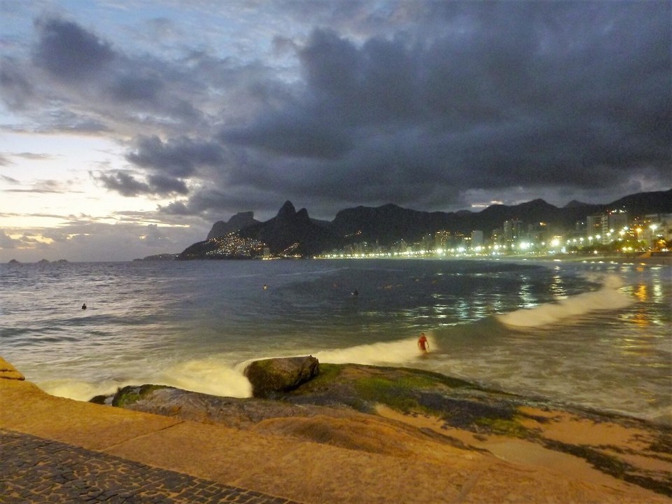 Brasilien - Rio de Janeiro - Strand von Ipanema, der Zuckerhut ist im Hintergrund zu sehen. 