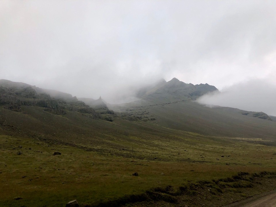 Island - Sveitarfélagið Hornafjörður - Jetzt sind wir am anderen Ende der Bucht Lón. Hier ist das Vestrahorn beheimatet. Mal sehen, ob dieses auch in den Wolken hängt...