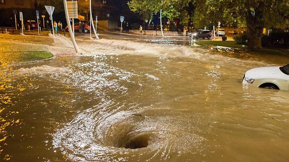 Frankreich - Cannes - Boulevard in Cannes nach dem schweren Unwetter an der Cote d'Azur vor 11 Sunden (4.10.)