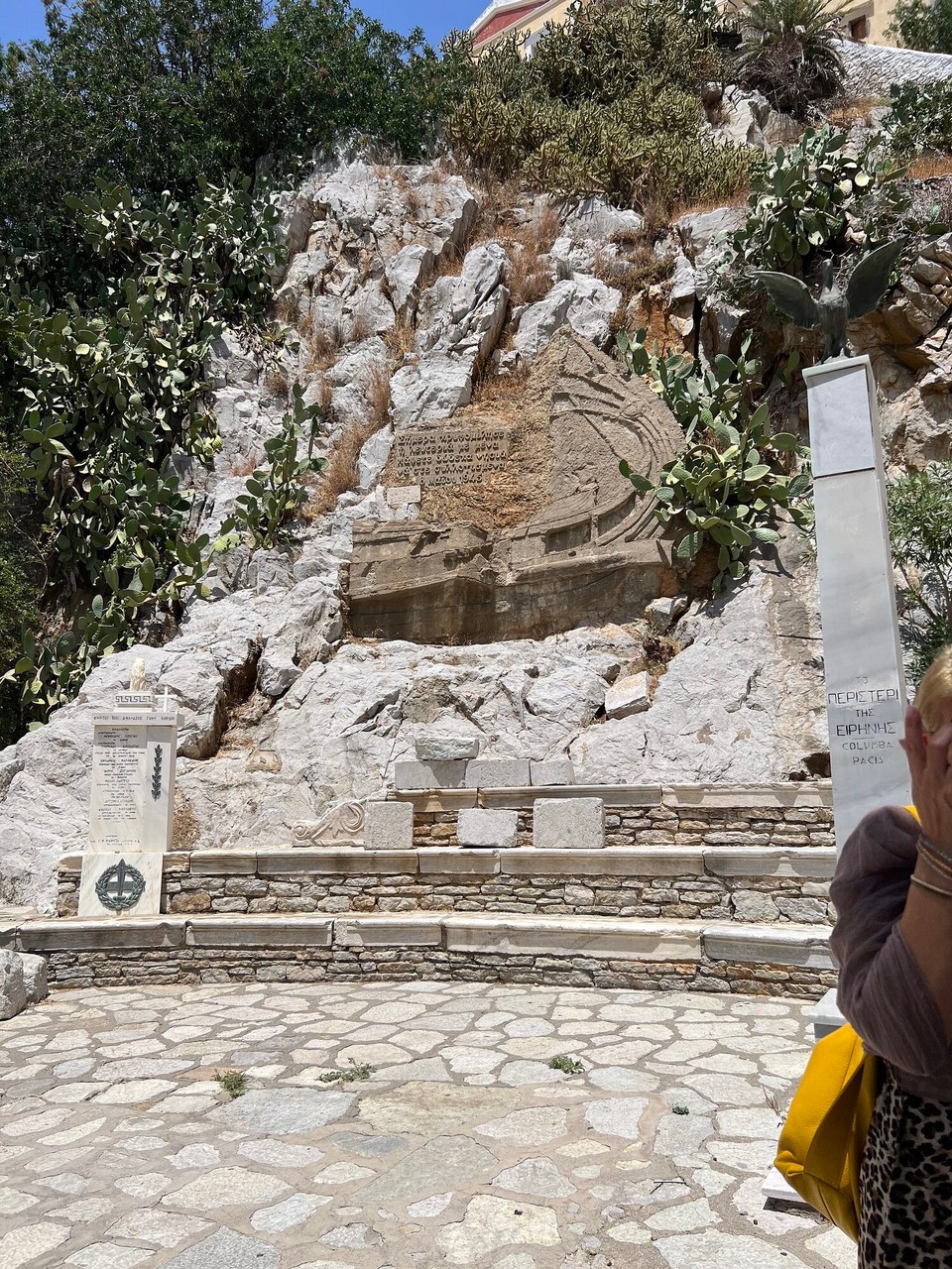 Griechenland - Symi - Dieses Schiffsrelief kennen wir schon aus Lindos. Allerdings befindet sich in Lindows. Das Original, dass hier auf Simi ist ein Gipsabdruck davon.